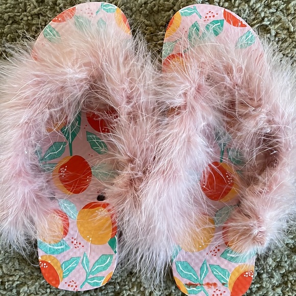 Fuzzy Slippers Size 7.5 in Pink - Picture 2 of 4